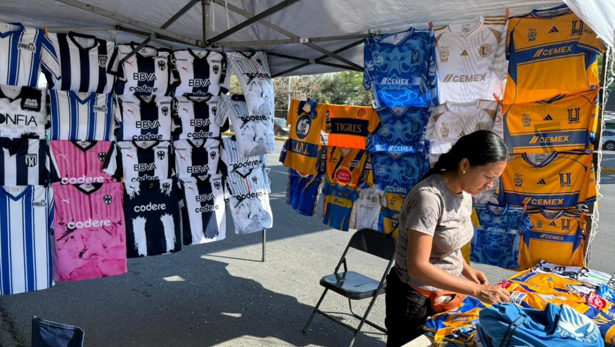 Viridiana Valencia colocó su puesto sobre la avenida Pablo Livas. | Fernanda Pérez