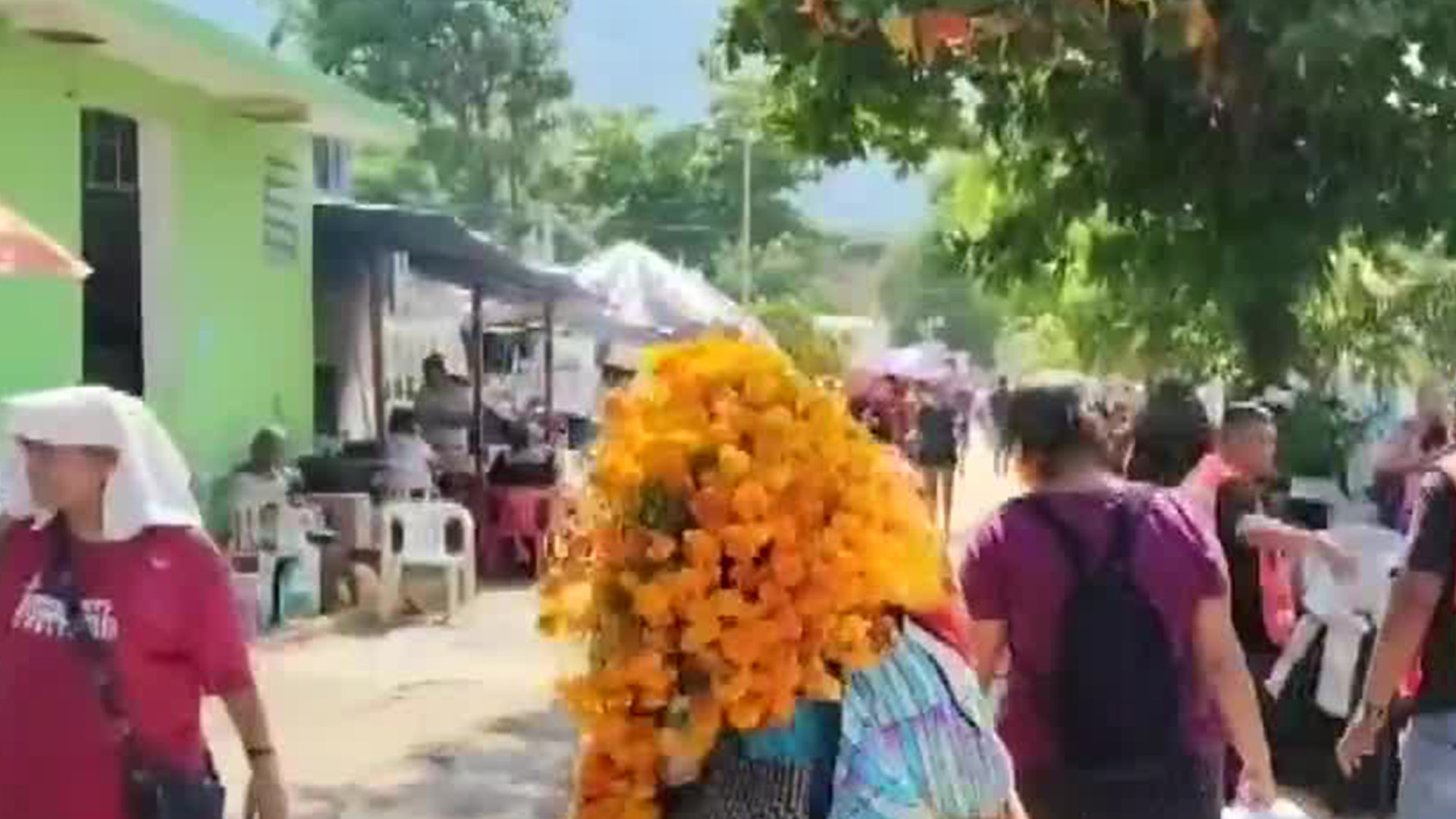 En Acapulco, Guerrero, miles de personas entre música y flores visitan los panteones