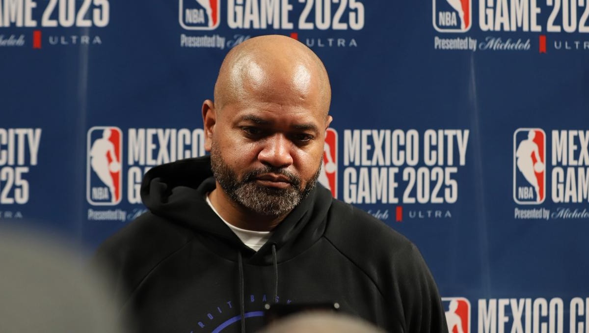 J.B. Bickerstaff elogia a la afición mexicana que apoyó a Pistons y Mavericks en el partido de la NBA en CdMx (Octavio Hoyos)