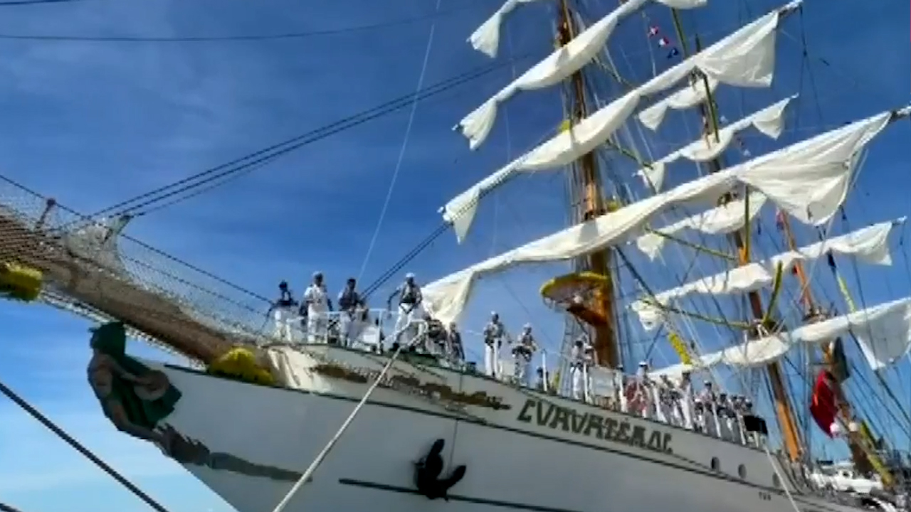 El buque escuela Cuauhtémoc de la Marina arriba al puerto de Cozumel