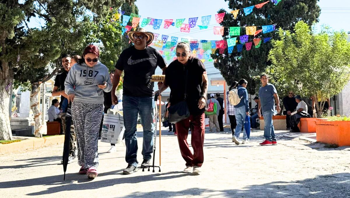 Cientos de familias llegaron al lugar para visitar a sus difuntos. | Fenarda Pérez.