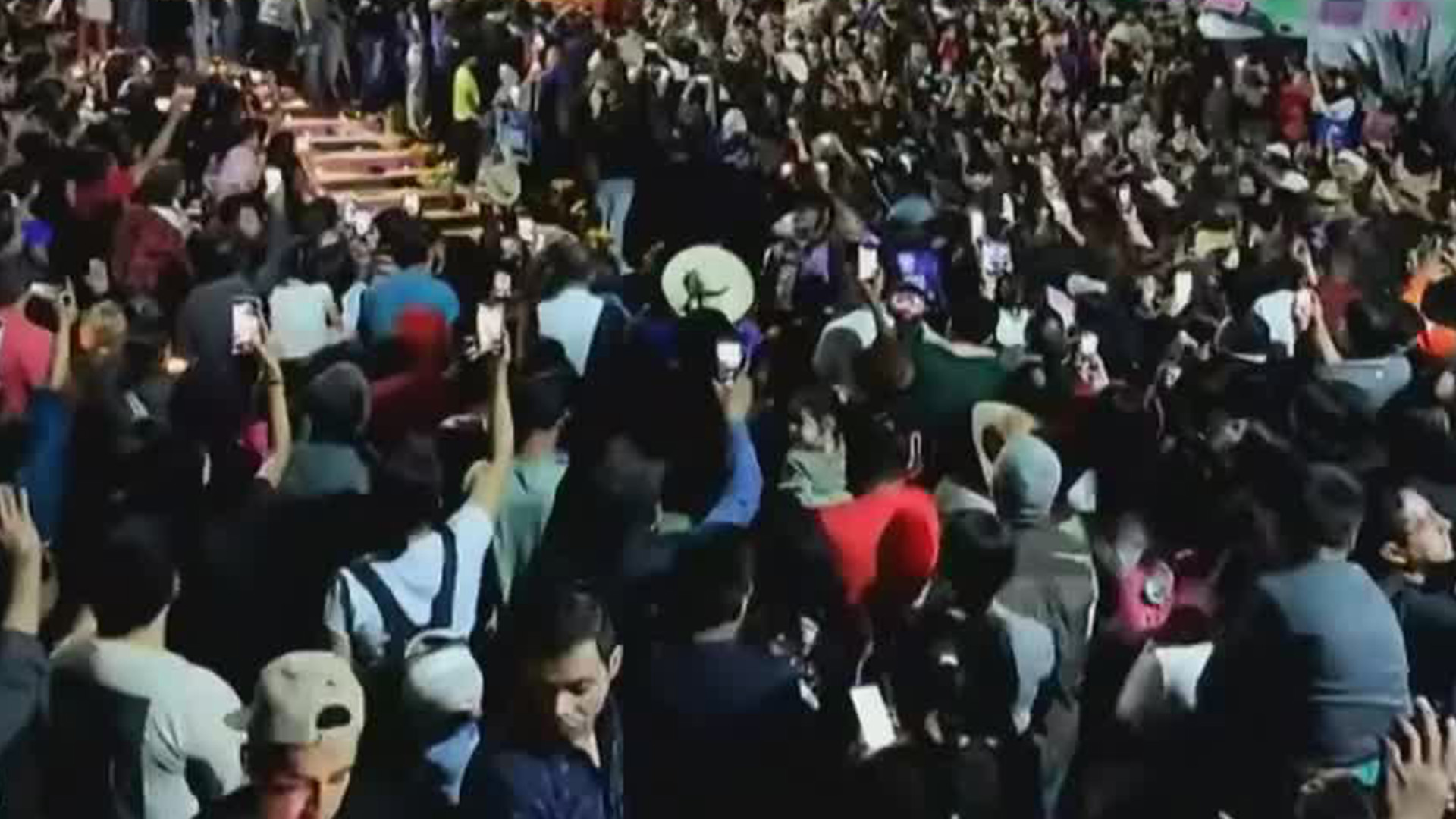 Cientos y miles de personas despiden con mariachi y pétalos al alcalde Carlos Manzo en Uruapan