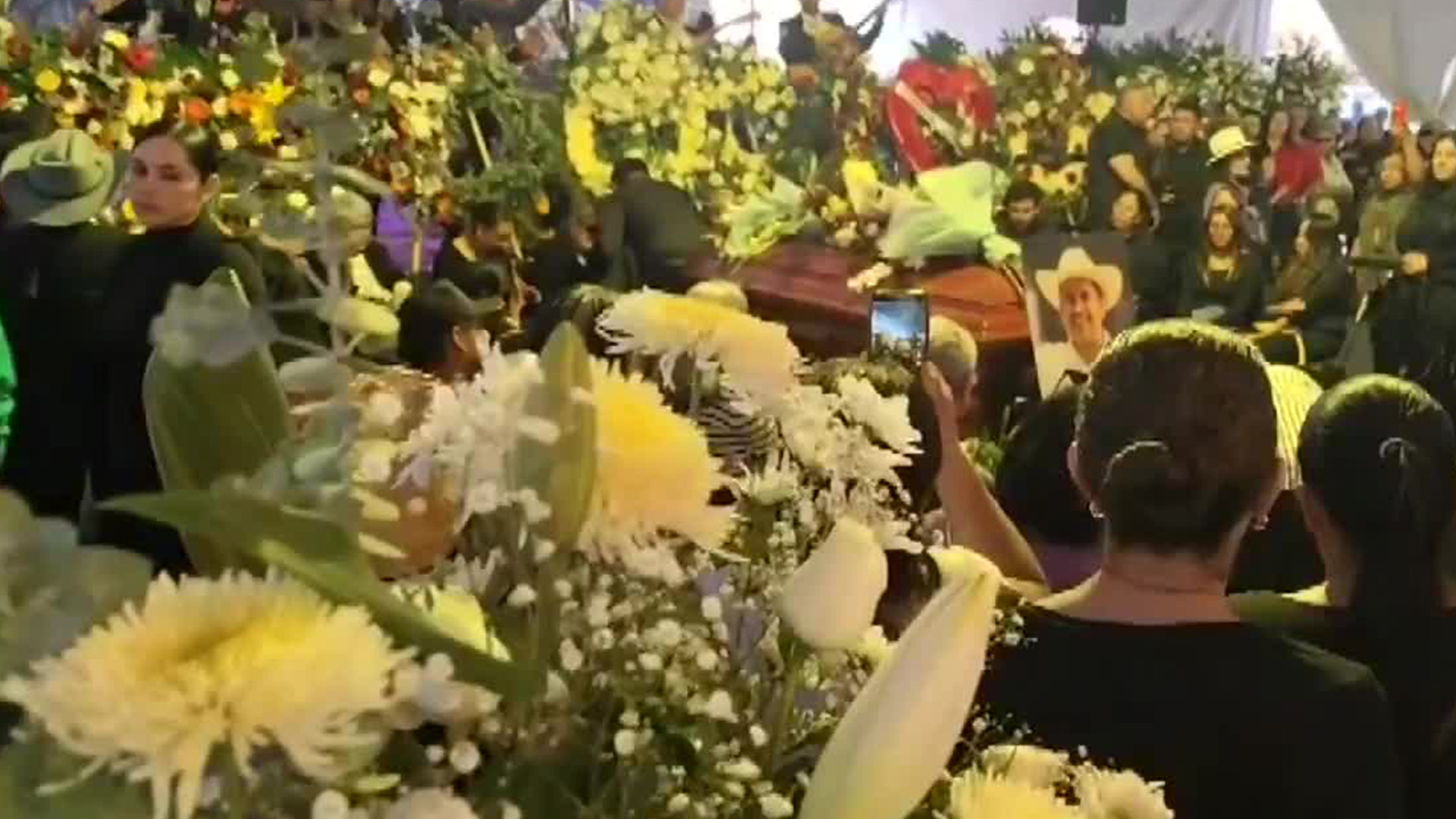 Cientos de personas en la misa de cuerpo presente del alcalde Carlos Manzo en Uruapan