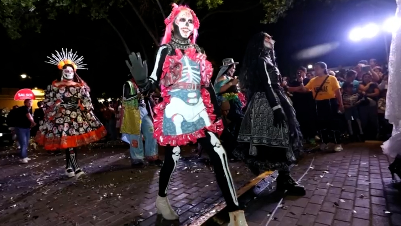 Colorido desfile de catrinas y catrines llena de vida las calles de Yucatán