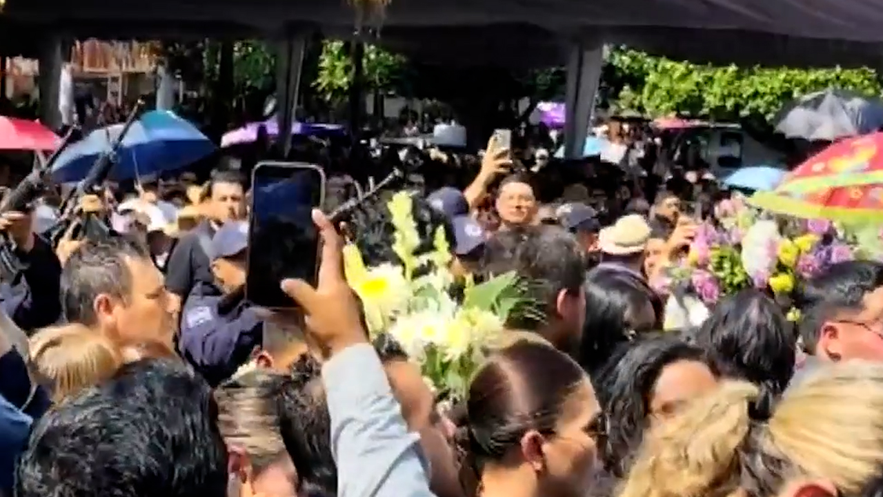 El cuerpo del alcalde Carlos Manzo llega a la plaza principal para la guardia de honor