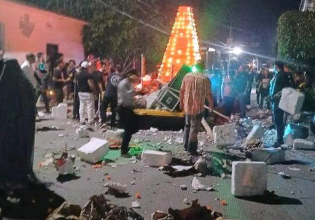 El auto explotó en medio de la gente.