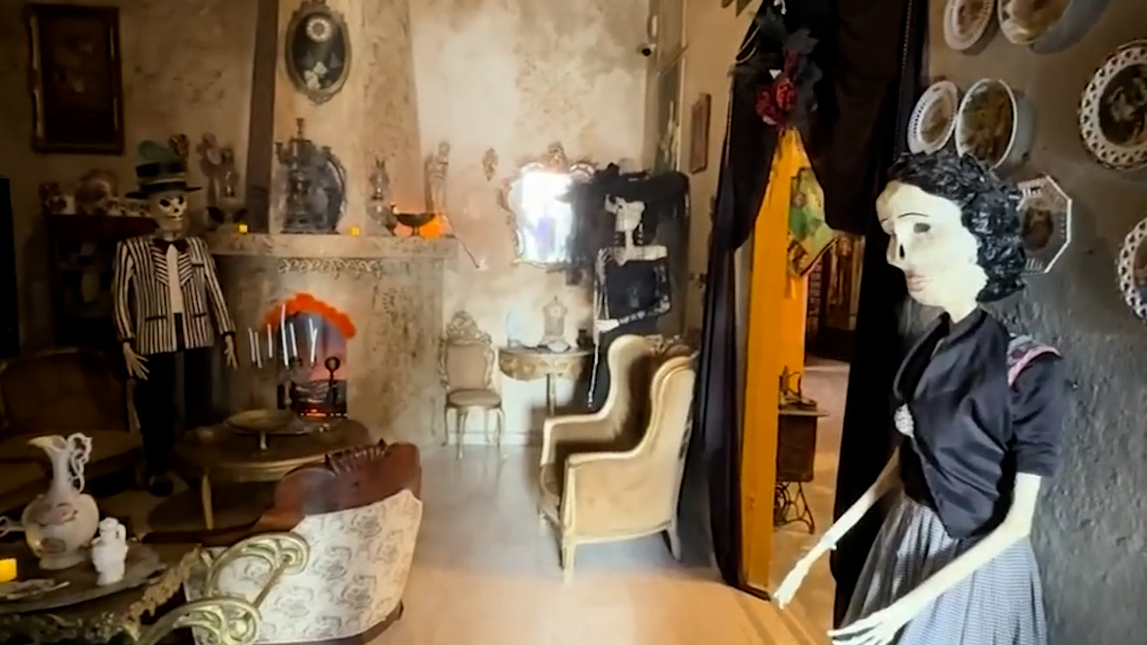 Familia de Monclova convierte su hogar en la tradicional Casa de las Catrinas