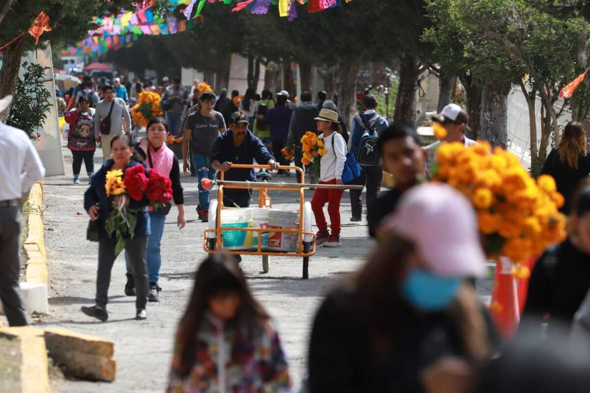 Familias visitan el panteón municipal de Pachuca en el Día de Muertos (Jorge Sánchez)