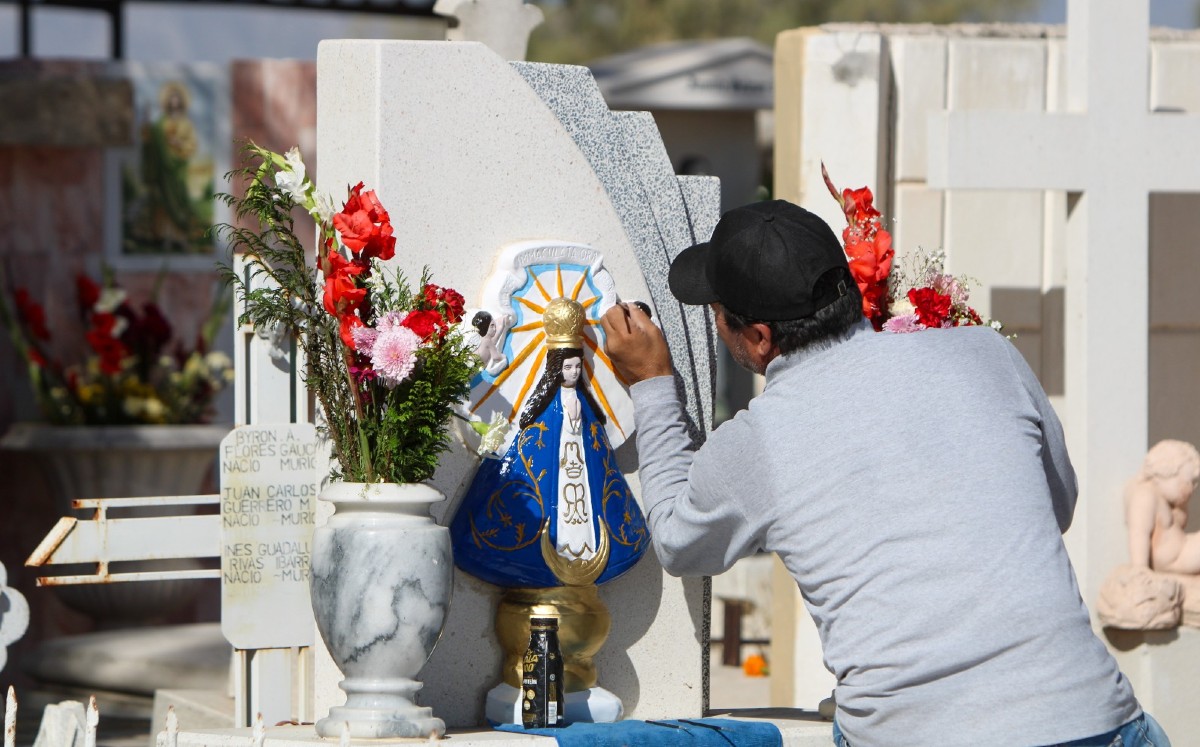 José Alfredo es rotulador de tumbas desde hace 20 años. l Rolando Riestra