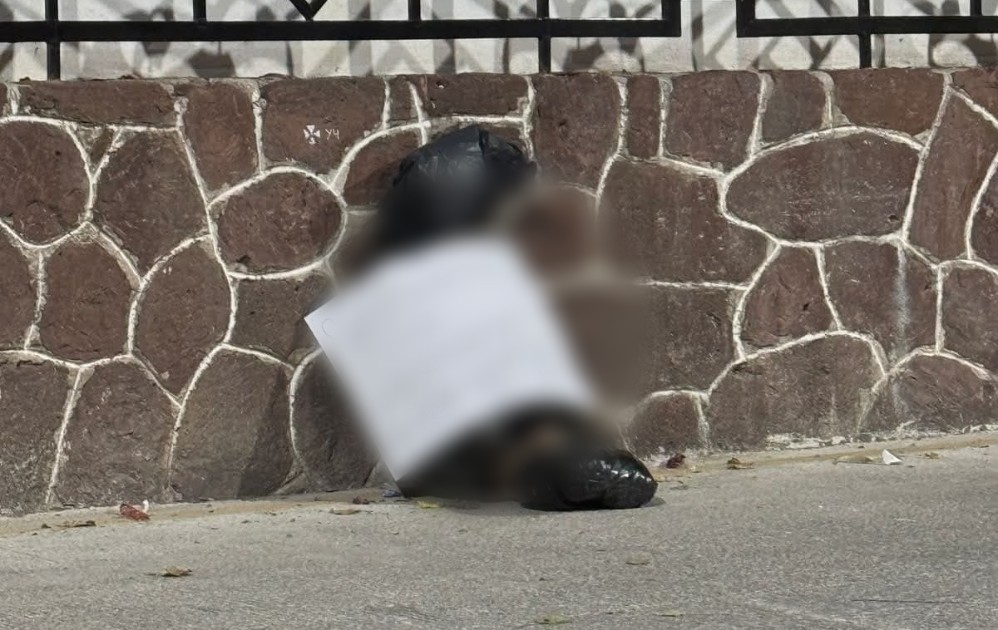 Dos jóvenes de Zapotlán, Hidalgo, colocaron una bolsa con ropa para simular un cuerpo y un cartel con mensaje amenazante