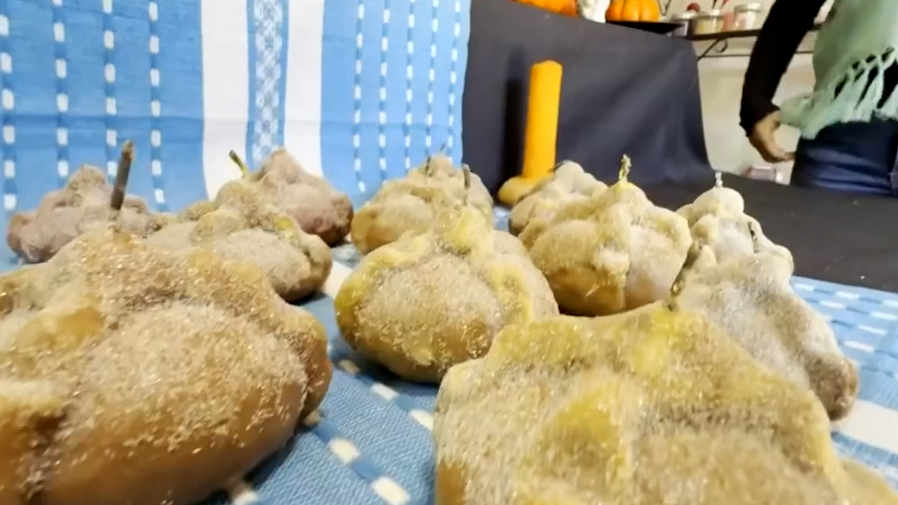 Marco Antonio, artesano que mantiene viva la tradición de crear velas para Día de Muertos