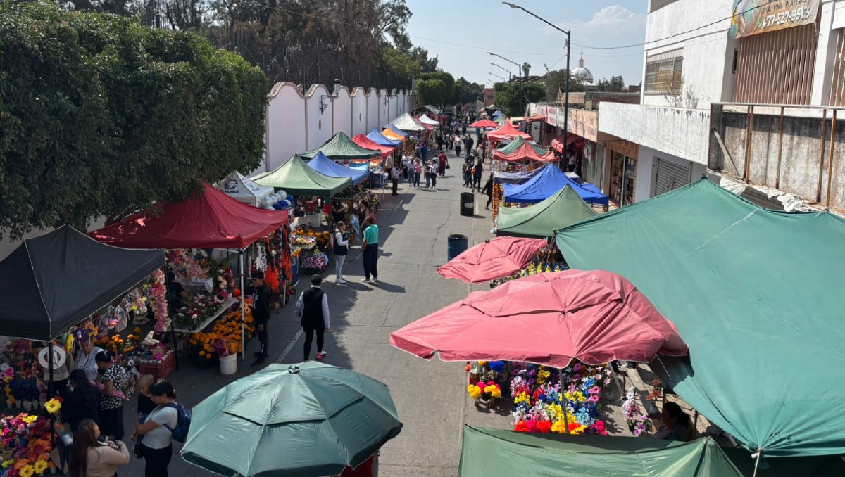 Miles de familias en León visitaron los panteones este Día de Muertos 2025.