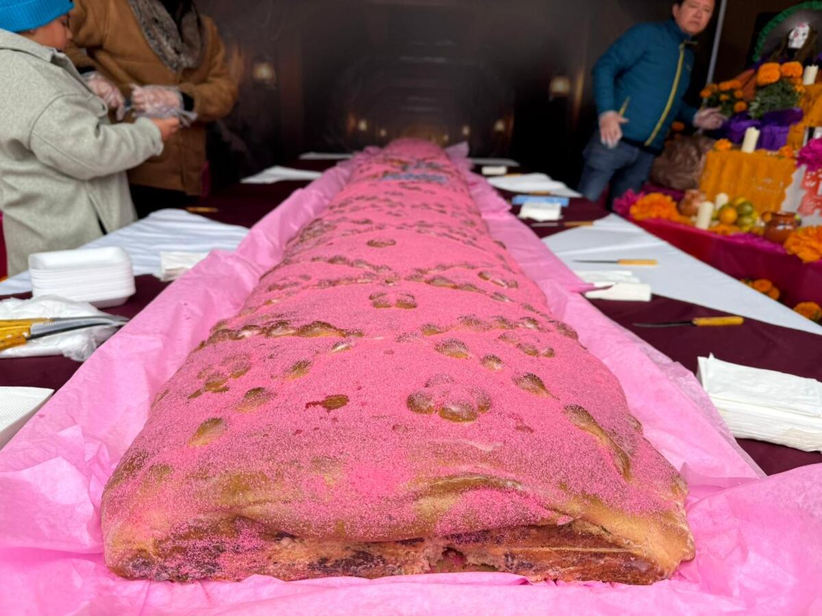 El pan de muerto más grande de Mineral del Monte fue repartido entre familias y visitantes.