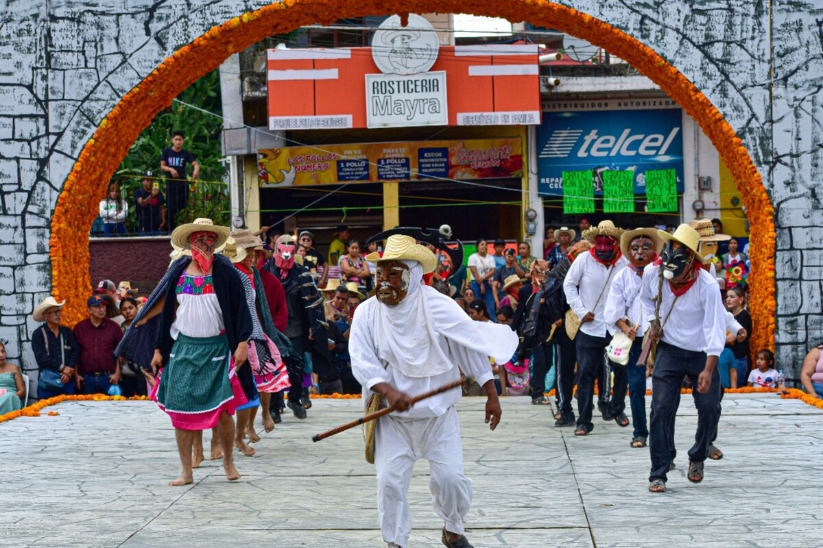 Participantes lucieron trajes típicos y mostraron el zapateado tradicional de la Huasteca. (Cortesía)