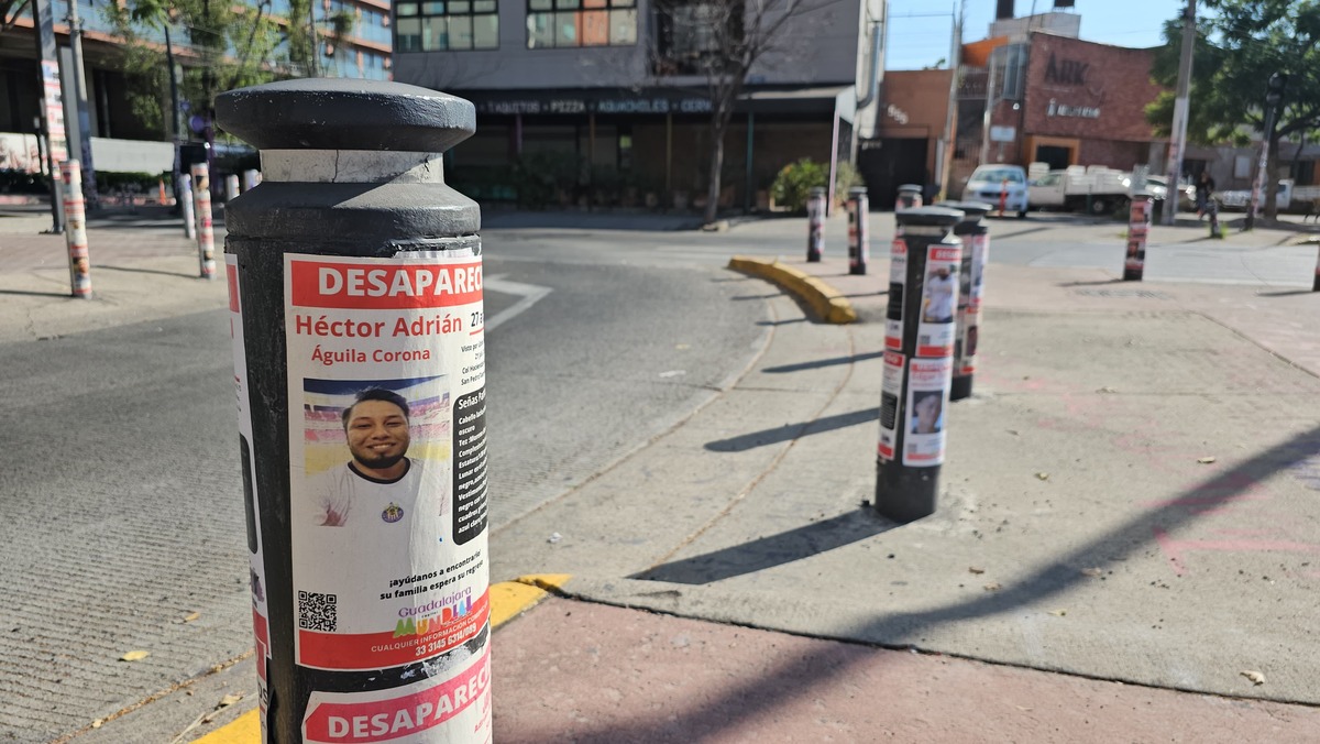 Pega de cédulas de desaparecidos en la zona de Chapultepec. ( Juan Carlos Munguía)