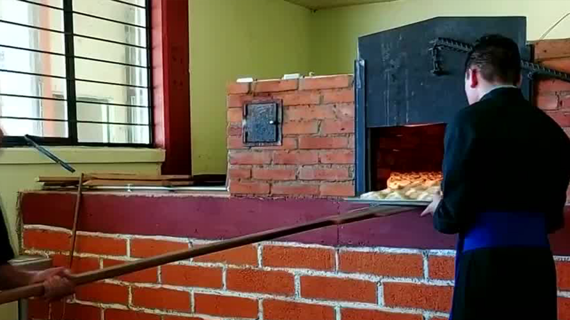 En Tlaxcala, seminaristas hornean 100 mil piezas de pan de muerto para financiar el seminario