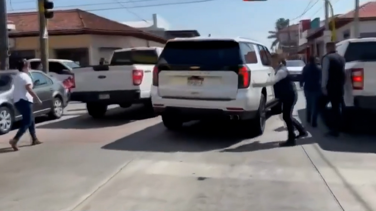 Bedolla es corrido del velorio de Carlos Manzo entre gritos y reclamos