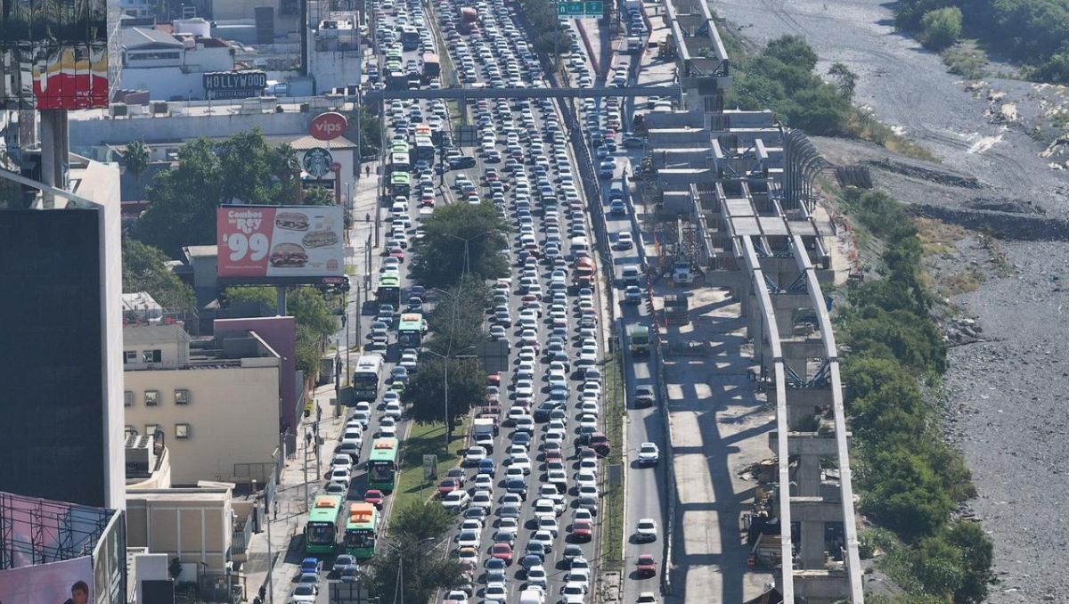 Bloquean avenida Constitución en protesta contra compañía de seguros en Monterrey | Omar Benavides
