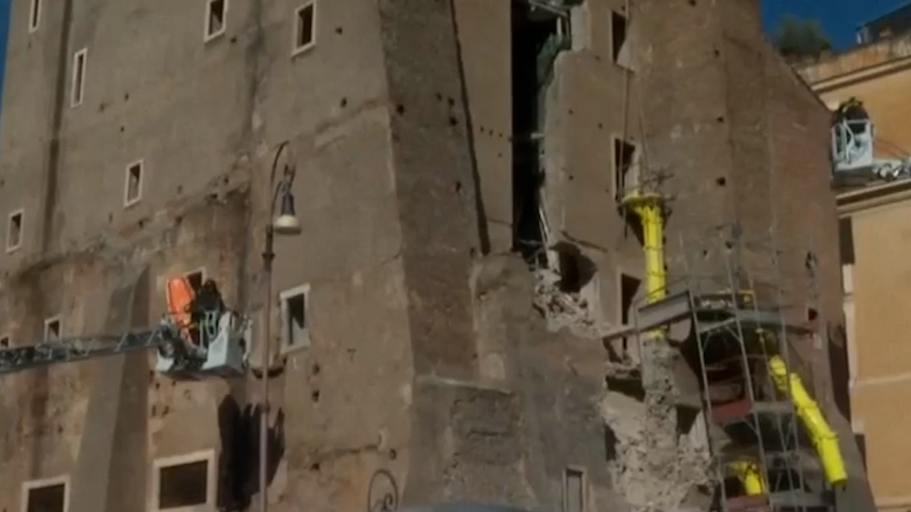 Colapsa parte lateral de la Torre dei Conti en Roma; autoridades evacúan la zona