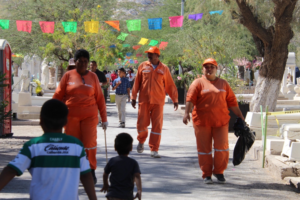 Cuadrillas de La Ola comenzaron con la limpieza. | Verónica Rivera