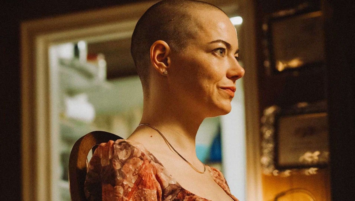 ¿Emma Stone realmente se rapó la cabeza para 'Bugonia'?