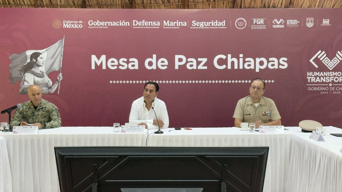 Se entregaron 52 pickups balizadas y más de 60 mil piezas de uniformes y equipo adicional. | Especial
