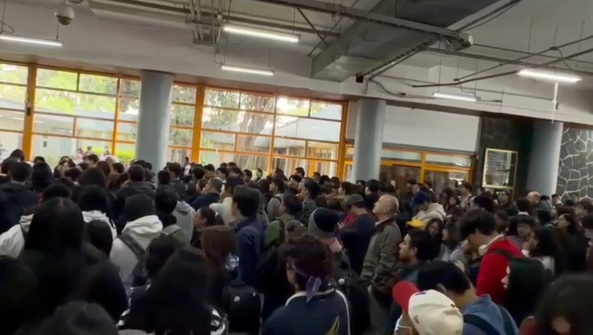 Los estudiantes realizan una asamblea con presencia de autoridades para determinar las acciones a seguir. | Foto: Especial