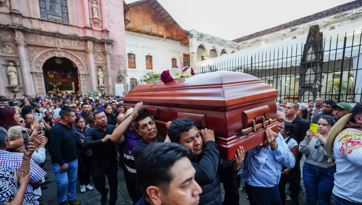 El féretro de Carlos Manzo tras una misa de cuerpo presente en la Parroquia de San José | José Estrada / Cuartoscuro