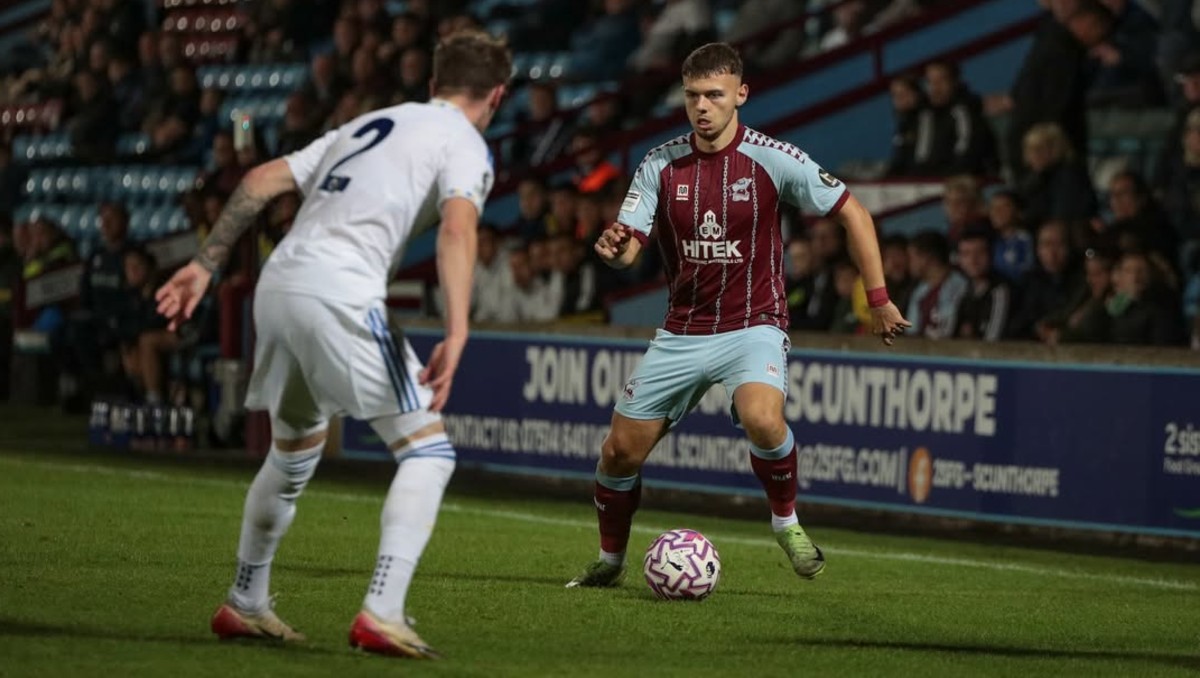 Jonathan Gjoshe, defensa del Scunthorpe United, víctima de acuchillamiento múltiple (Instagram @sufcofficial)