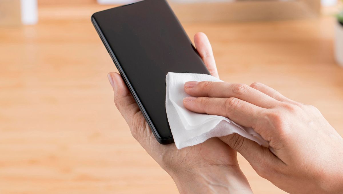 Limpiar y desinfectar con frecuencia el teléfono puede ser de gran ayuda para reducir la exposición a patógenos  | Especial