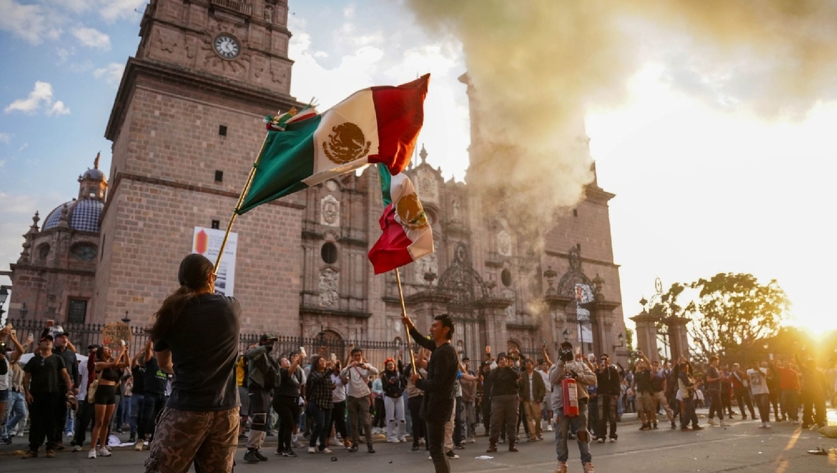 Desde ayer, manifestantes han protestado por el asesinato del alcalde de Uruapan, Carlos Manzo.