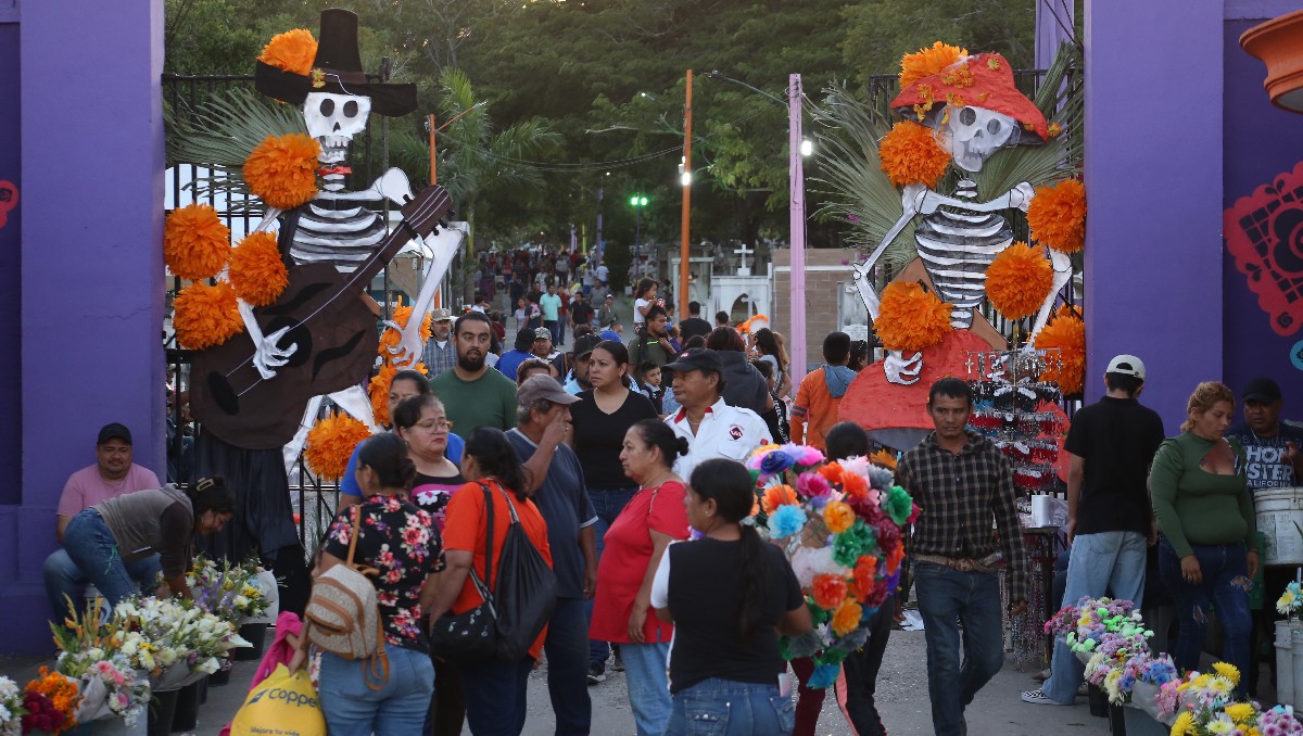 Día de muertos en cementerio municipal de Tampico. (Yazmín Sánchez)