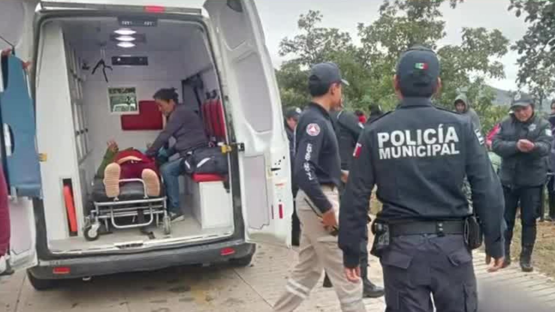 En Oaxaca, volcadura de un autobús deja a 29 personas lesionadas