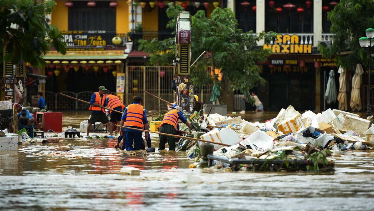 Personas realizan labores de limpieza tras lluvias en la localidad de Hoi An. | Foto: EFE