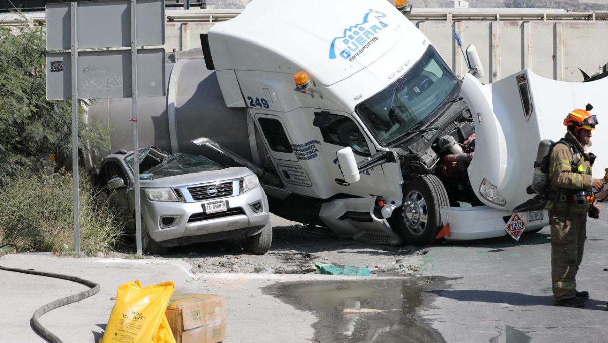 La pipa terminó volcada y encima de una camioneta que estaba estacionada. | Foto: Especial