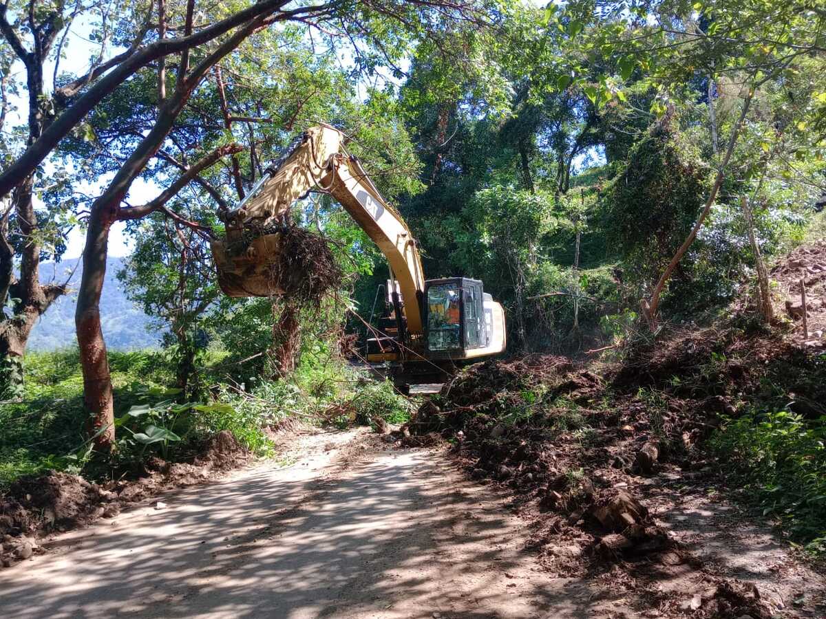 Retiran 433 mil 985 metros cúbicos de material acumulado por deslaves y derrumbes en caminos de Hidalgo.