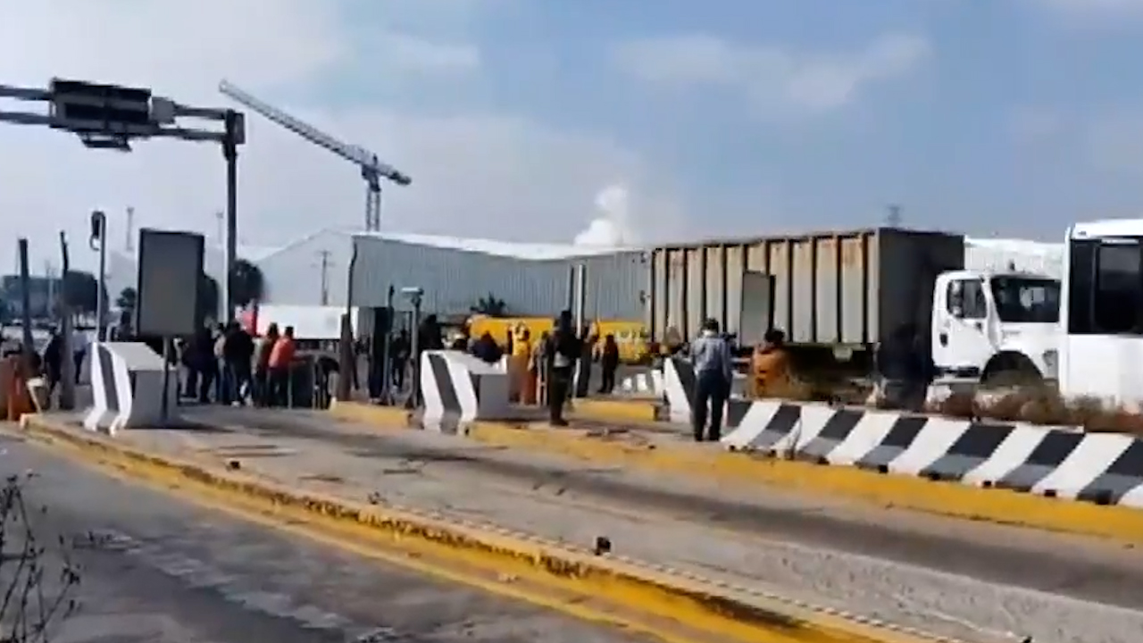 Transportistas bloquean caseta de Tepotzotlán exigiendo justicia por compañero desaparecido