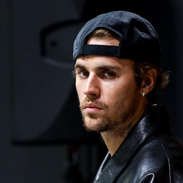 Justin Bieber adelanta nueva música durante una transmisión en Twitch y admite que sentirse vulnerable forma parte de su proceso creativo actual.