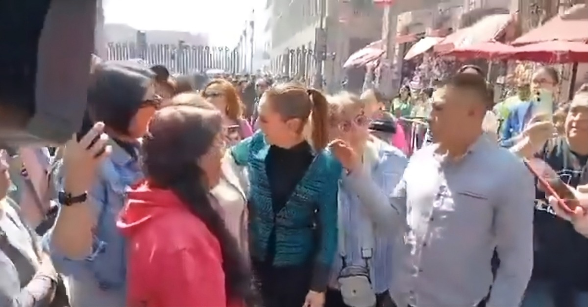 El acercamiento a la Presidenta quedó grabado y el video fue compartido en redes sociales. | Captura