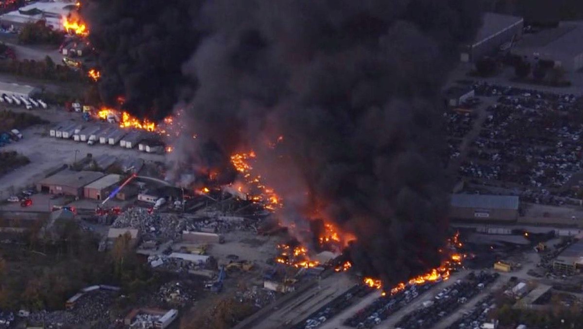 Aeronave provoca enorme columna de humo. | Redes sociales