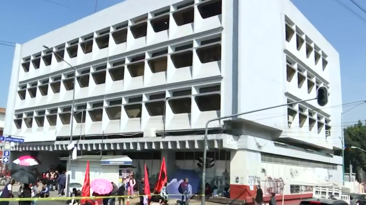 Bloqueo en Ribera de San Cosme; manifestantes del Frente Francisco Villa exigen vivienda