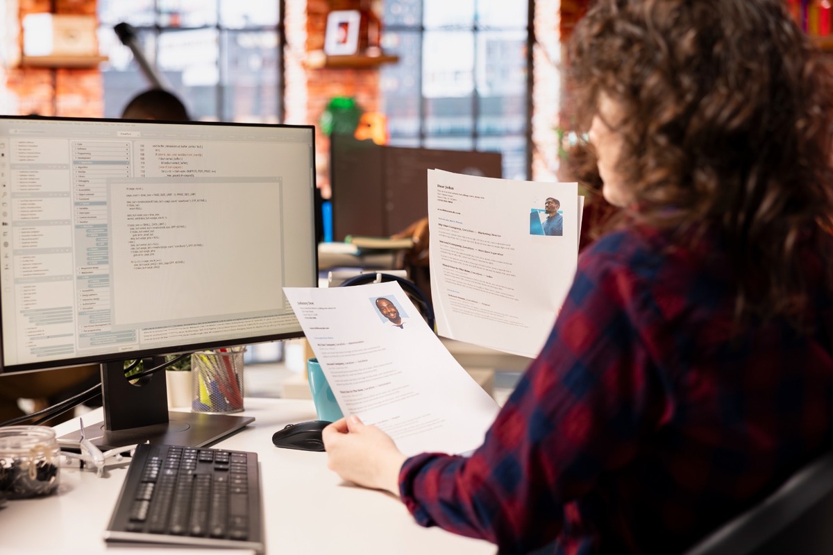 El 54 por ciento de los profesionales de RH dicen que les importa si un candidato utiliza IA al redactar su currículum. | Freepik