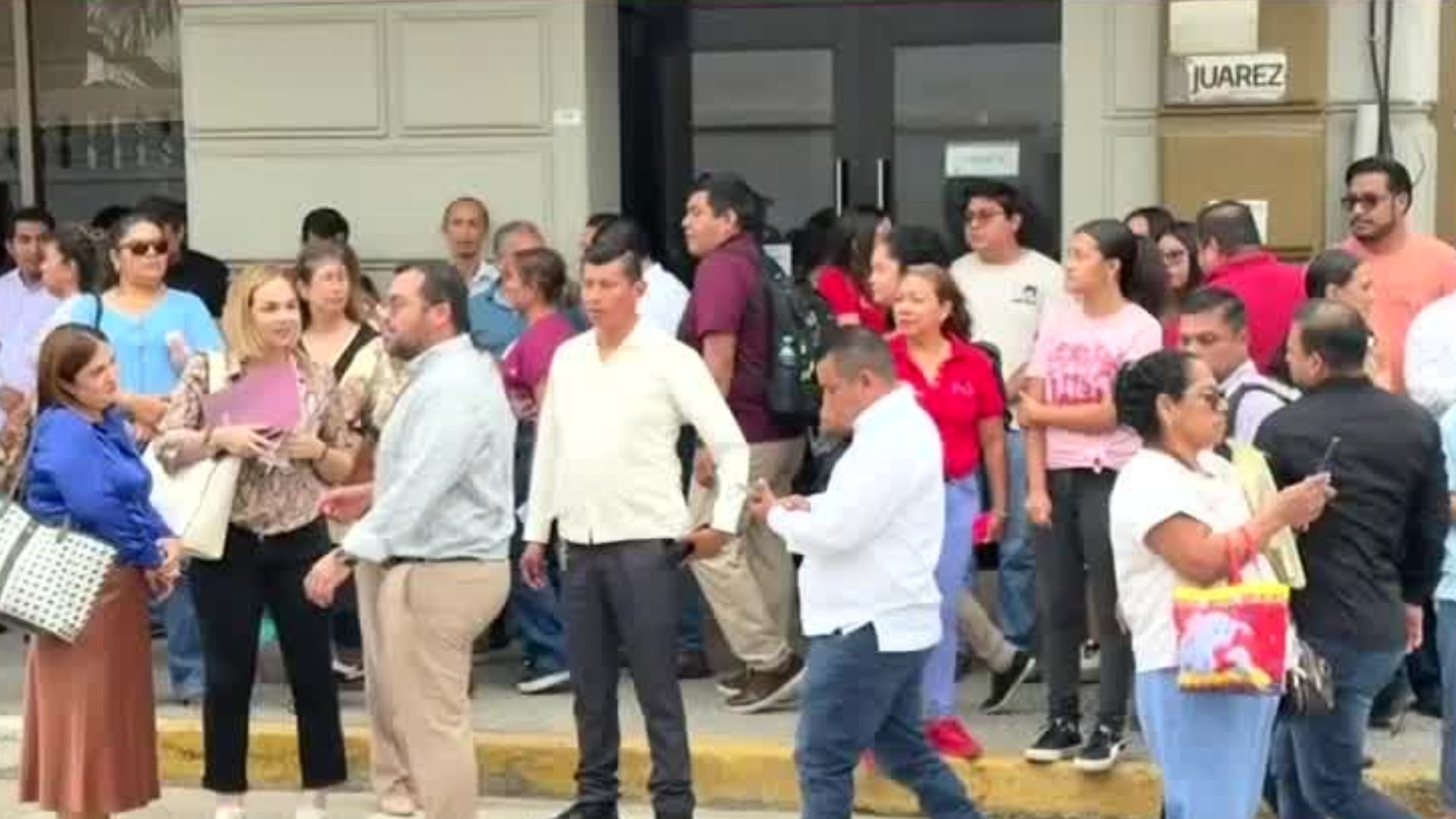 Desalojan el Palacio Municipal de Tuxpan y algunos negocios por una fuga de gas