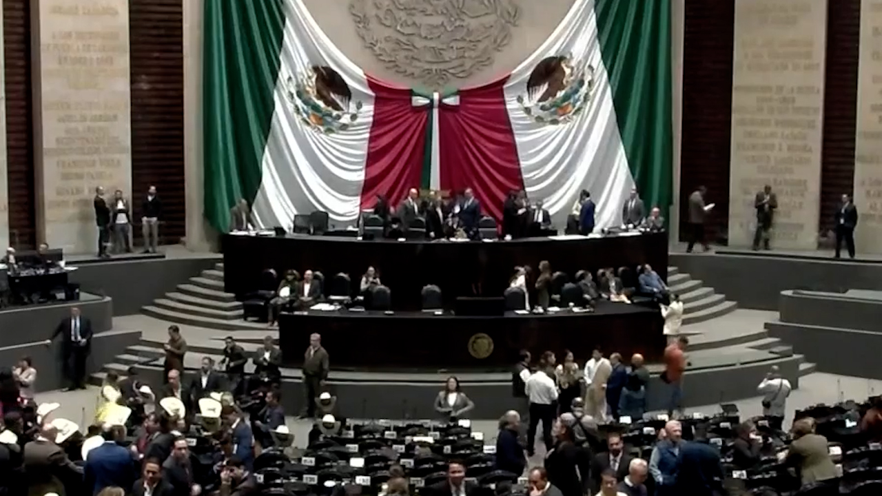Diputados rinden minuto de silencio en memoria de Manzo