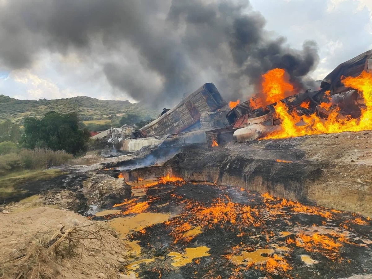 Encuentran cuerpo de guardia tras descarrilamiento e incendio de tren en Tepetitlán. (Cortesía)