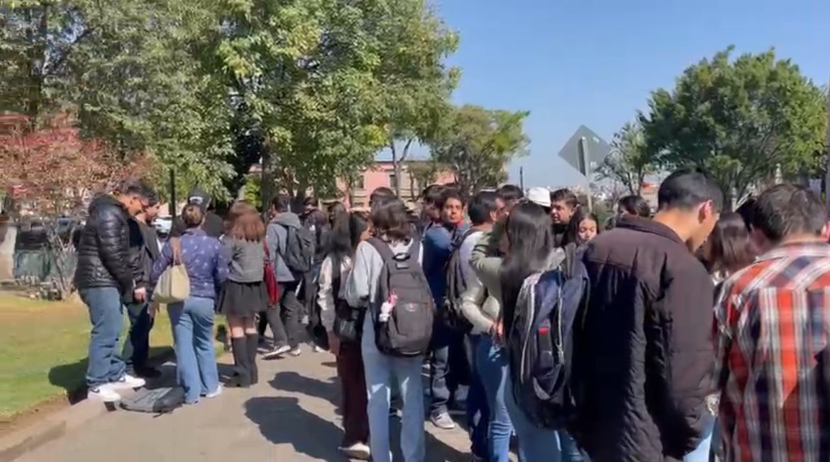 Estudiantes exigen conocer la situación jurídica y legal de sus compañeros detenidos tras la marcha. | Especial