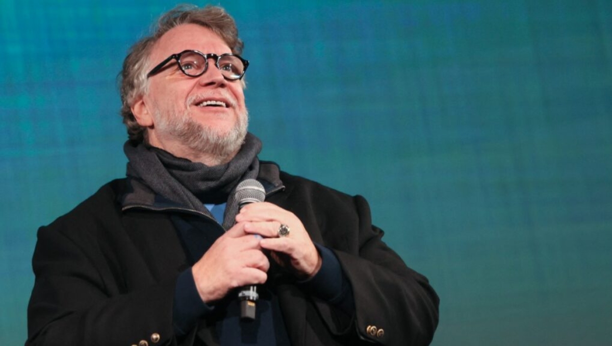 Fan de Guillermo del Toro rompe en llanto al ver al director en el evento especial de su próxima película 'Frankenstein' | VIDEO