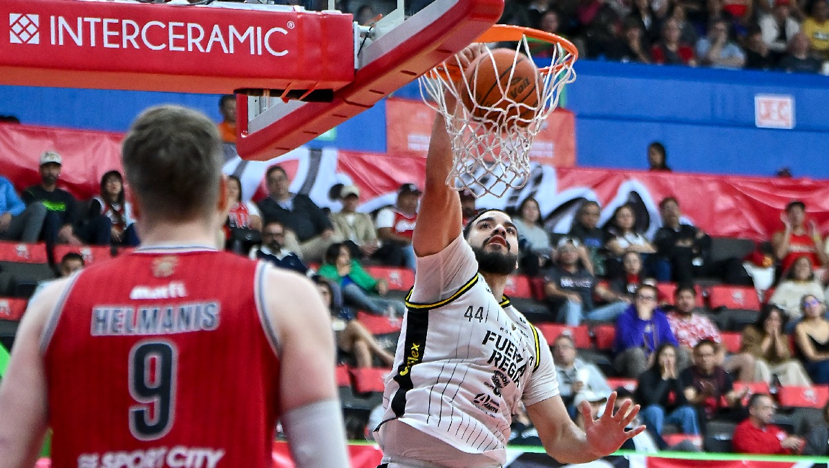 Fuerza Regia anotando un punto sobre Diablos Rojos en el juego 2 (Imago7)