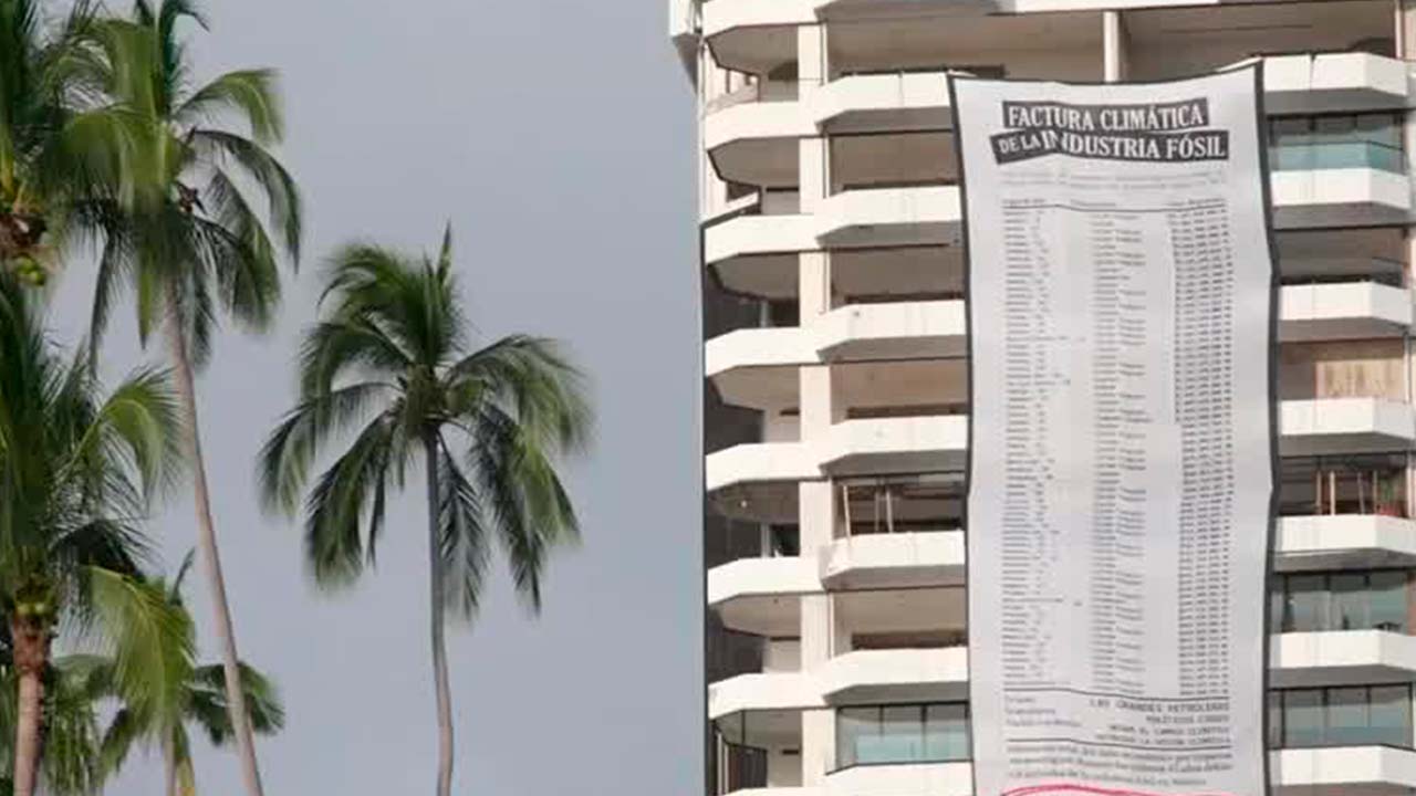 Greenpeace despliega mega-ticket en Acapulco; impacto climático en 10 años | Milenio Hábitat