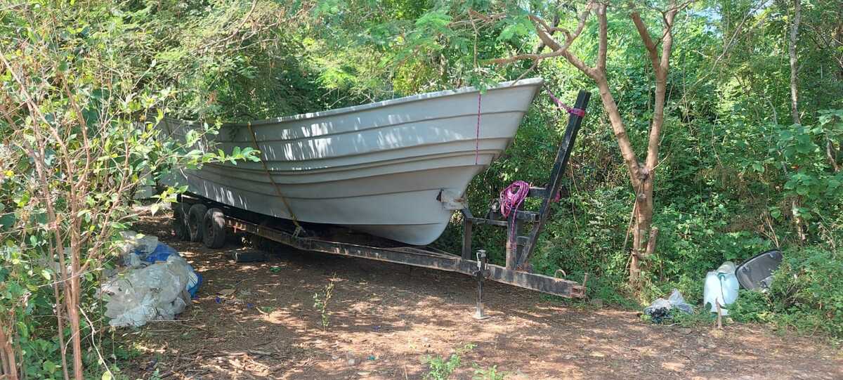 Lancha abandonada con bolsas de mariguana asegurada por la FGR. | Especial